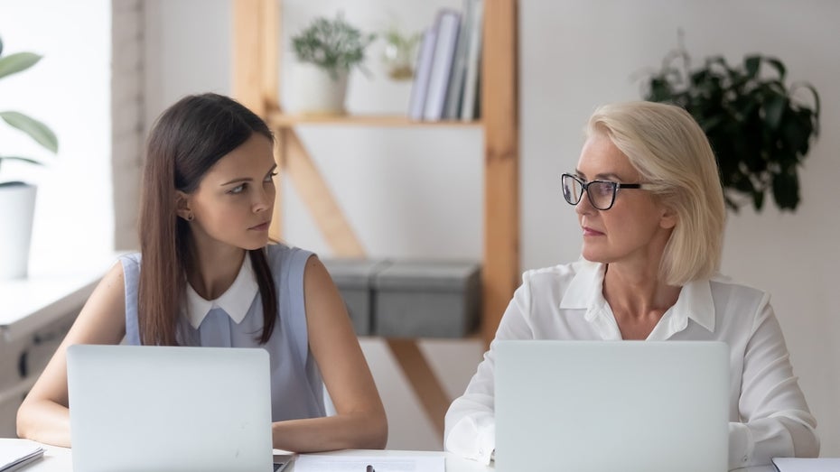 Am Arbeitsplatz kommt es häufig2 zu Missverständnissen zwischen den Generationen. (Bild: Shutterstock/fizkes) Warum junge Mitarbeiter Angst haben, mit älteren Kollegen zu sprechen – und wie Unternehmen helfen können