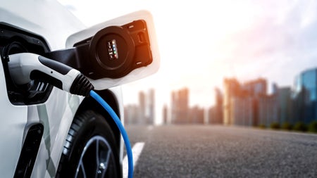 Reichweitenrekord: Neuer Feststoff-Akku lässt E‑Auto 2.000 Kilometer fahren