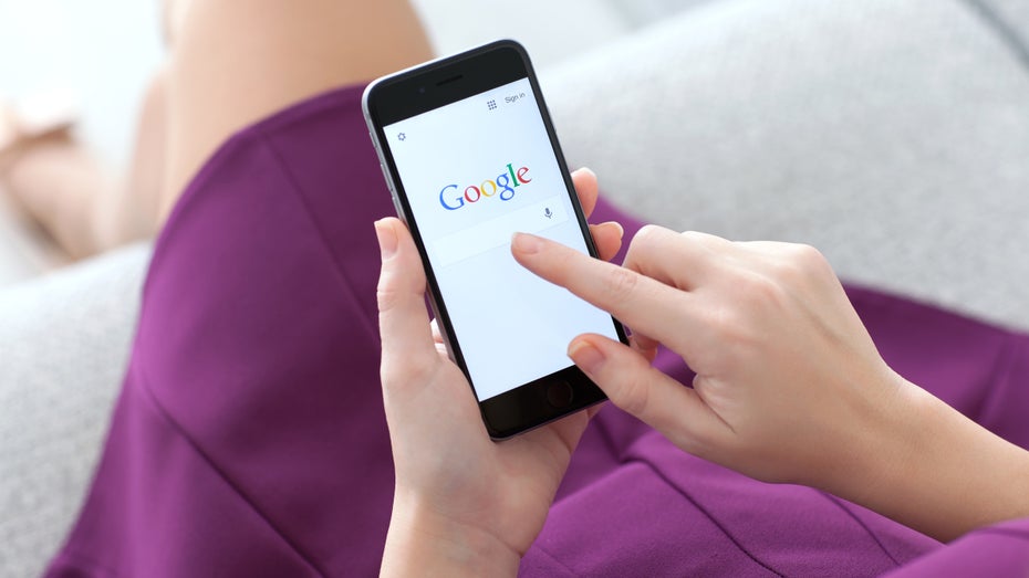In einigen englischsprachigen Ländern erhalten Google-Nutzer:innen bereits testweise KI-generierte Infokästen auf ihre Suchanfragen. (Symbolfoto: DenPhotos/Shutterstock) Weltweite Tests: Was sich bei den Google-Ergebnissen bald ändern könnte