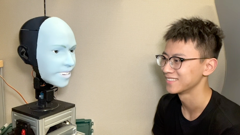 Yuhang Hu (rechts) ist Forscher am Creative Machines Lab der Comlumbia University und Hauptautor der Studie über den lächelnden Roboter Emo. (Bild: Creative Machines Lab) Lächeln mit 26 Stellmotoren: Roboter erkennt Mimik und reagiert darauf