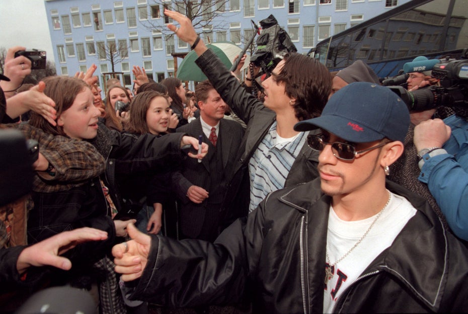 A.J. und Kevin von den Backstreet Boys in einer Menschenmenge.