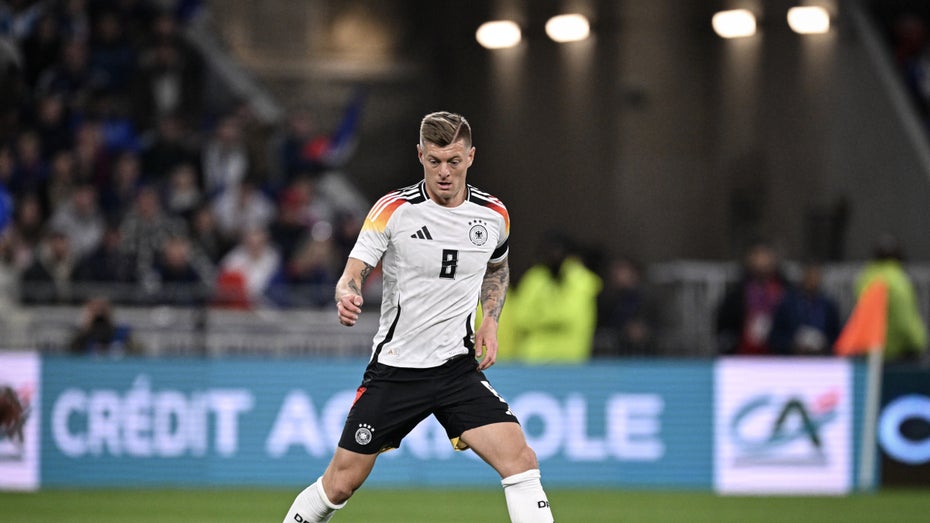 Gleiches Spiel, unterschiedliche Reklame: Das ist der Trick mit der Bandenwerbung im Fussball Gleiches Spiel, unterschiedliche Reklame: Das ist der Trick mit der Bandenwerbung im Fussball