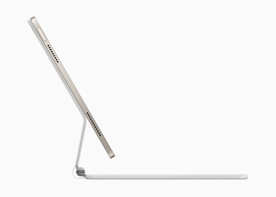 Das iPad Air im Magic Keyboard von der Seite.