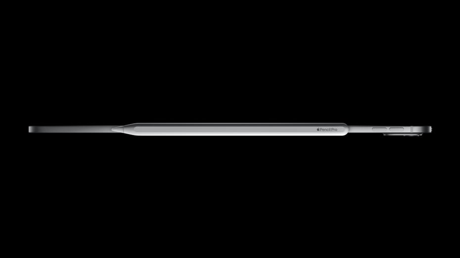 Der Apple Pencil Pro haftet magnetisch am iPad Pro.