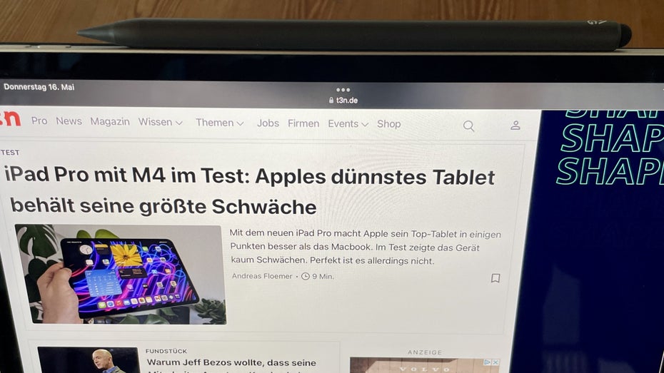 Ein Stylus haftet magnetisch an einem iPad.