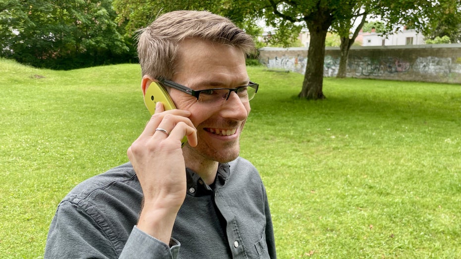 Ein Mann telefoniert mit dem Nokia 3210.