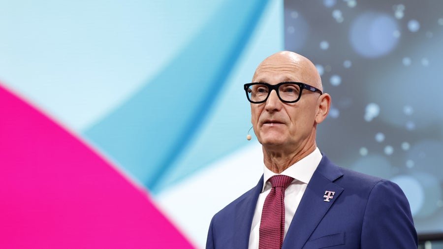 Flächendeckendes Mobilfunknetz? „Praktisch kaum umsetzbar”, sagt Telekom-Chef