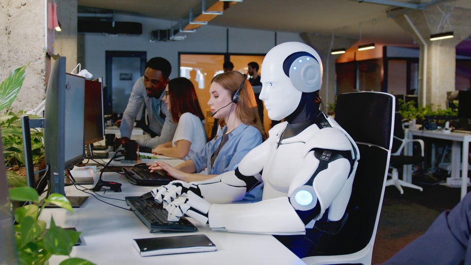 Roboter lernen schneller durch Chaos. (Foto: VesnaArt / Shutterstock) Präzision durch Chaos: Neuer KI-Algorithmus soll Roboter zuverlässig trainieren