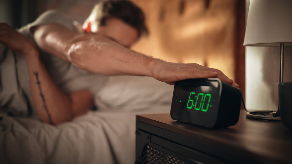 Derzeit die bessere Alternative: Weil der iPhone-Alarm nicht klingelt, greifen viele in den letzten Tagen wieder auf alte Weckermodelle zurück. (Foto: Gorodenkoff/Shutterstock) Heute verschlafen? Warum euer iPhone daran schuld sein könnte