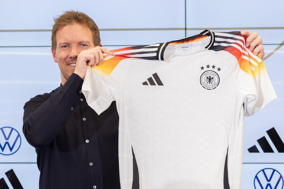 Bundestrainer Julian Nagelsmann präsentiert im März 2024 das Heimtrikot für die Herrenmannschaft zur EM 2024.