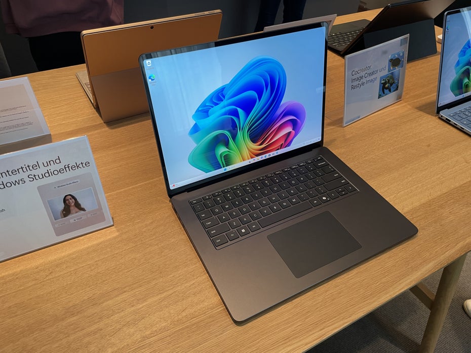 Der Microsoft Surface Laptop steht auf einem TIsch.