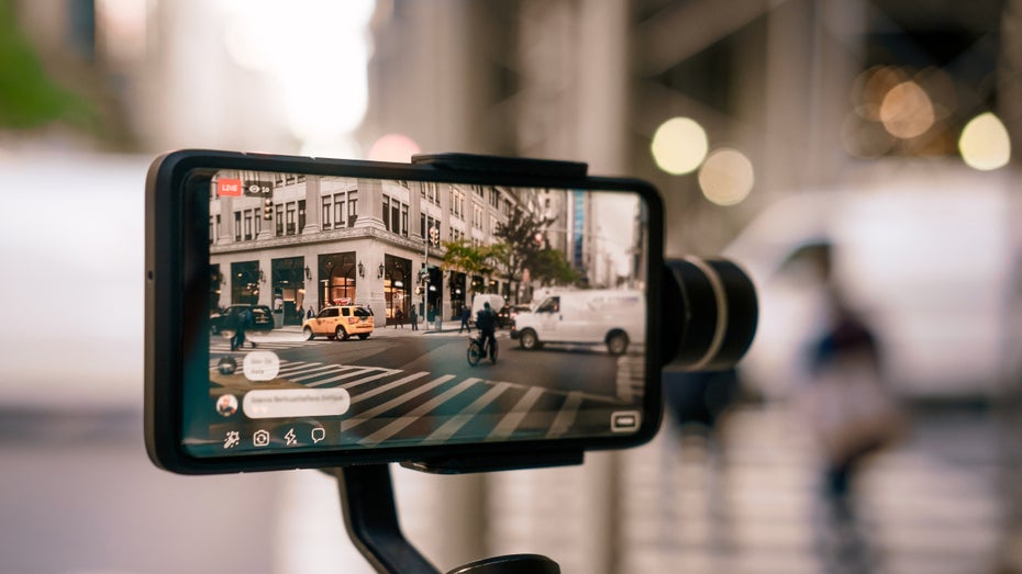 Ein Gimbal macht Aufnahmen mit dem Smartphone unterwegs leichter. (Foto: July Prokopiv/Shutterstock) Social-Media-Content unterwegs erstellen: Diese 7 Tipps solltest du kennen