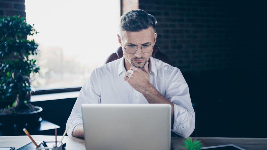 Überwachung bei der Arbeit: Wann dein Chef deine E-Mails lesen darf – und wann nicht Überwachung bei der Arbeit: Wann dein Chef deine E-Mails lesen darf – und wann nicht