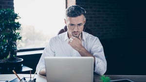 Überwachung bei der Arbeit: Wann dein Chef deine E-Mails lesen darf – und wann nicht