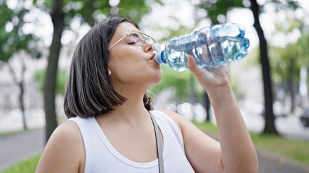 Nicht nur bei extremer Hitze: Diese 3 Apps helfen euch, genug Wasser zu trinken