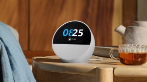 Mit dem Amazon Echo Spot könnt ihr euch ein Mikrofon ins Schlafzimmer holen – am Prime Day sogar reduziert
