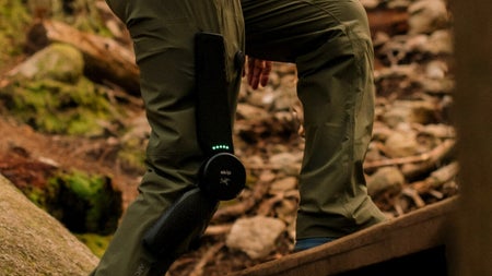 Mit dieser Exoskelett-Hose fühlst du dich beim Wandern 14 Kilo leichter