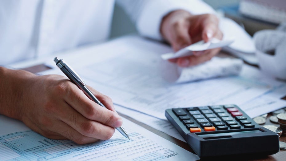 Wenn ihr euch um eure Finanzen kümmert, solltet ihr diesen Tipps folgen. (Foto: chayanuphol/Shutterstock) Konto und Depot entrümpeln: Mit diesen 5 Tipps klappt es