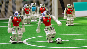 KI auf dem Rasen: Wie kickende Roboter die Technologie vorantreiben