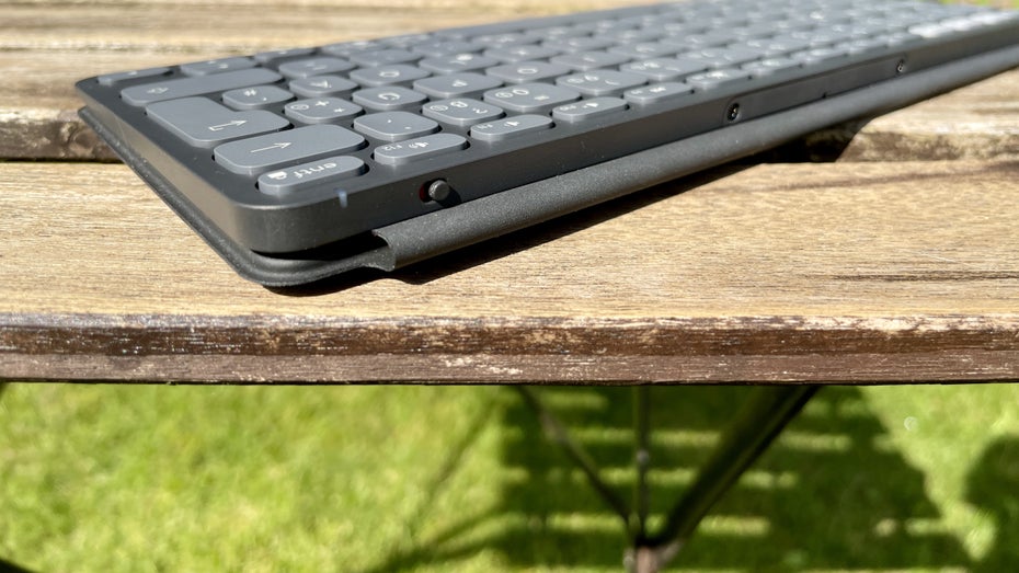 Der Einschaltknopf einer Bluteooth-Tastatur in der Nahaufnahme.