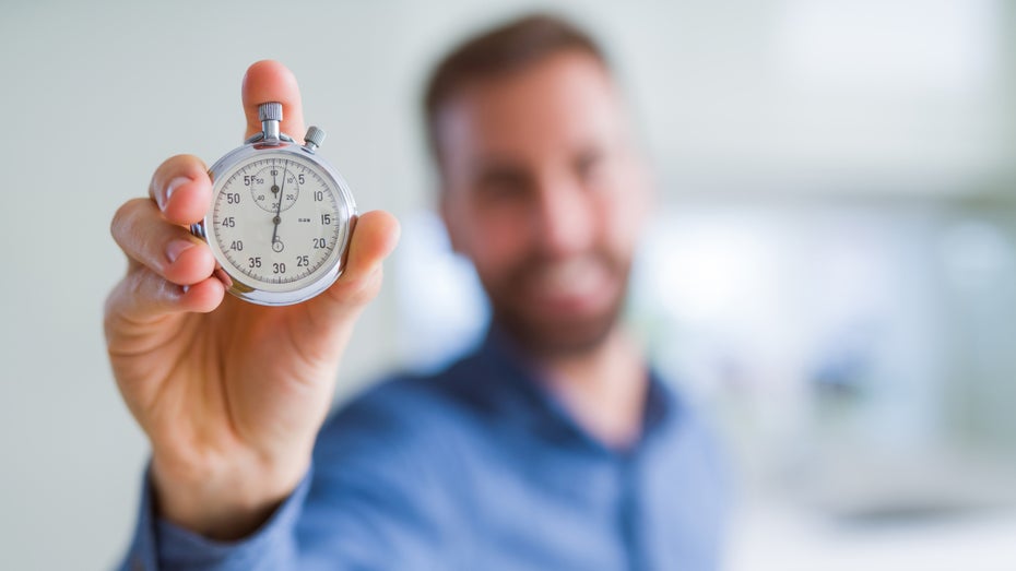 Unpünktlich ins Meeting? So stehen Boomer und GenZ dazu