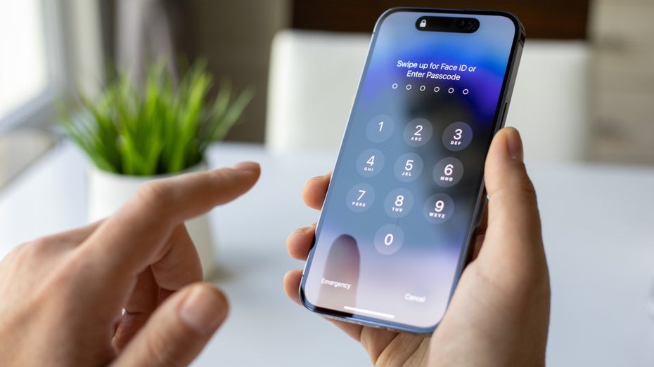 Ein iPhone vor vorne. (Foto: DenPhotos / Shutterstock) Apple-Fans aufgepasst: iPhone 16-Dummies verraten spannende Design-Details