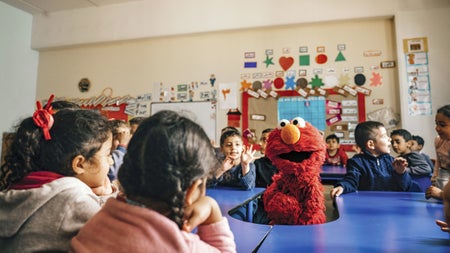 Elmo für Flüchtlingskinder: Wie neue Lernplattformen den Kleinen durchs Trauma helfen sollen