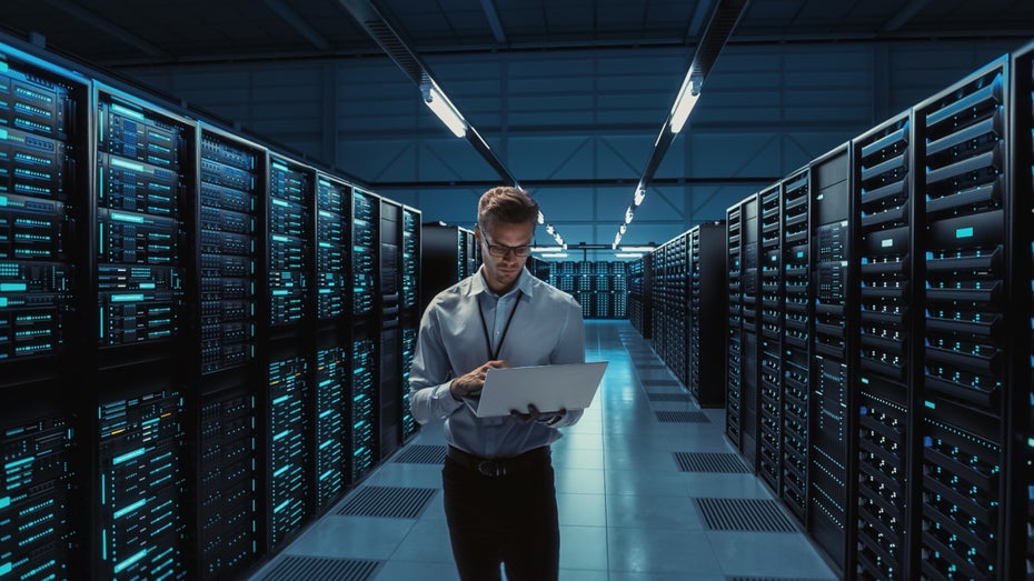 Ein Mann in einem Rechenzentrum. (Foto: Gorodenkoff / Shutterstock) In Irland könnten Rechenzentren bald mehr Strom verbrauchen als die Bewohner – und das ist ein Problem