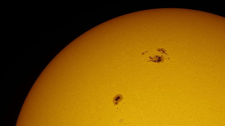 Anhand dieser Flecken auf der Sonnenoberfläche messen Wissenschaftler:innen die Aktivität des Sterns. Sie steigert und senkt sich in einem bestimmten Zyklus. (Bild: DeepSkyTX/Shutterstock) Haben wir das Sonnenmaximum schon erreicht – und was bedeutet das eigentlich?