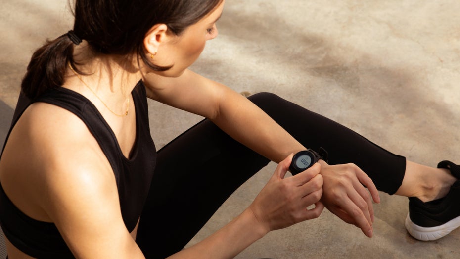 Eine Frau mit einer Smartwatch. (Foto: Prostock-studio / Shutterstock) Blutsauerstoff, EKG und Co.: Wie zuverlässig sind die Messungen deiner Smartwatch?