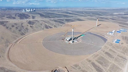 Kraftwerk der Superlative: Die weltweit erste Doppelturm-Solaranlage setzt auf 30.000 Spiegel