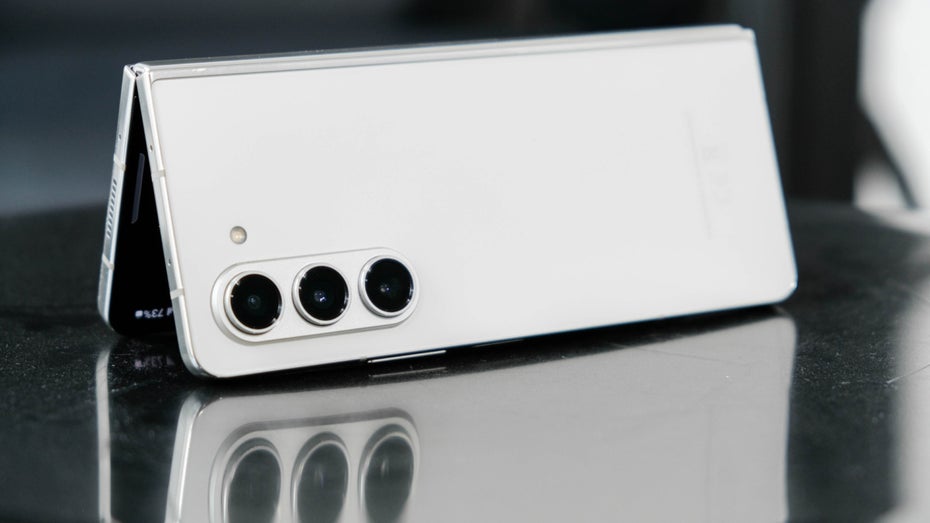 Nutzer Berichten von Problemen mit faltbaren Samsung-Smartphones. (Foto: Framesira / Shutterstock) Samsung warnt: Dritthersteller-Ladegeräte gefährden Smartphones