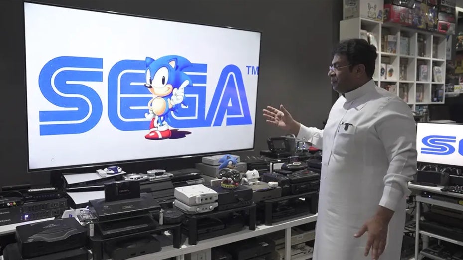 Ibrahim Al-Nasser mit einen Konsolen. (Foto: Guinness World Records) Ein Fernseher, 444 Konsolen: Gamer stellt Weltrekord mit eindrucksvollem Setup auf