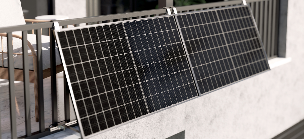 Mit einem Balkonkraftwerk nutzt du die Kraft der Sonne direkt von deinem Balkon aus. (Bild: Solakon)