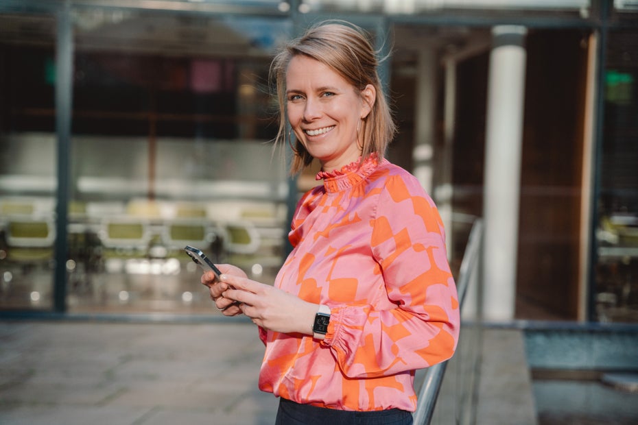 Silke Goudswaard is wearing a brown blouse for the NordLB in Hannover.