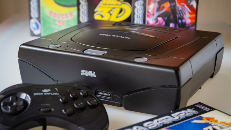 So sieht das Originale Sega Saturn aus. Ein Modder hat eine schlankere Version der Konsole erstellt. (Foto: Interneteable / Shutterstock) Sega Saturn Slim und Playstation SNES: Designer entwirft Retro-Konsolen – die es so nie gegeben hat