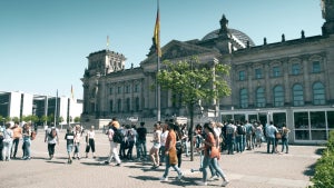 1.000 Unternehmen wollen vor dem Bundestag Schlange stehen – das ist der Grund