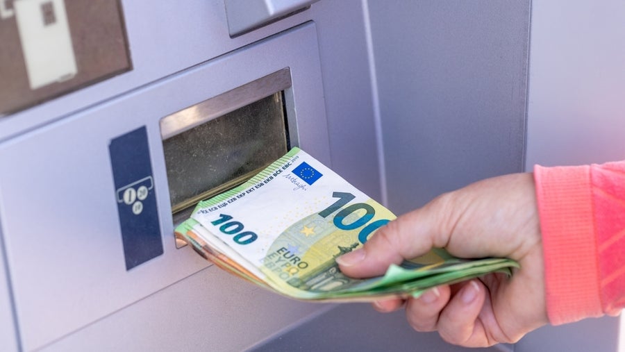 Digital first: Warum die Bankfiliale für immer mehr Kunden weg kann