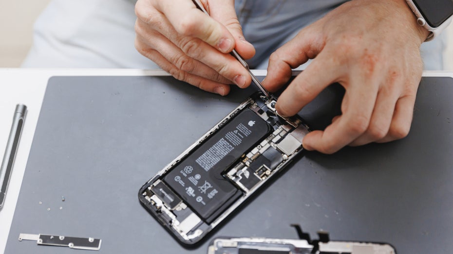 Berlin unterstützt die Reparatur von Elektrogeräten wie Smartphones. (Foto: Parilov / Shutterstock) Berlin zahlt dir bis zu 200 Euro, wenn du dein Smartphone reparierst