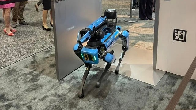 Boston Dynamics: Roboterhund Spot kann jetzt Türen öffnen