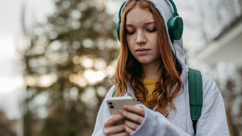 Teenager mit Smartphone