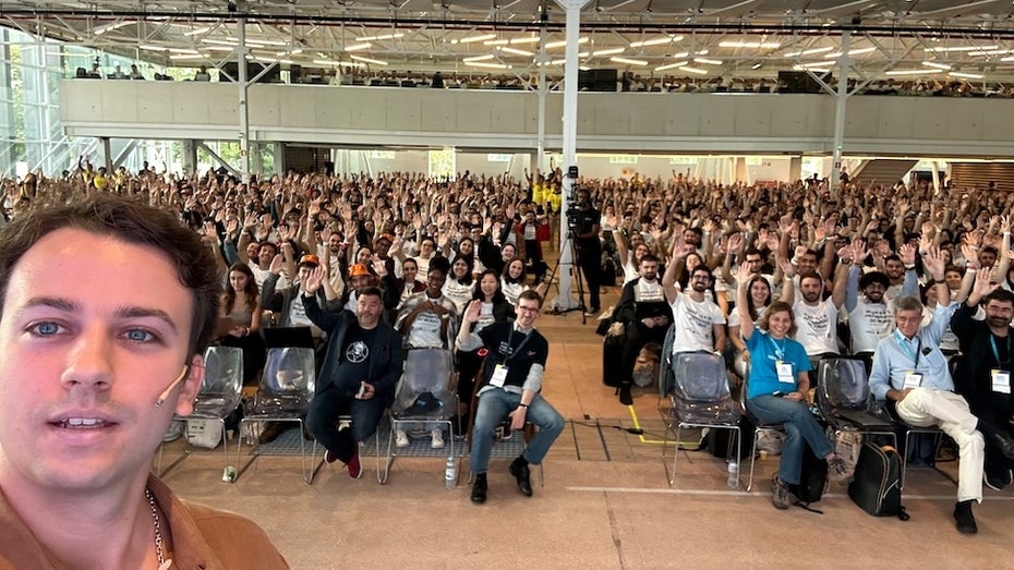Selfie vor Weltrekord-Programmierklasse. (Foto: mathspp.com/Rodrigo Girão) Weltrekord Programmierstunde