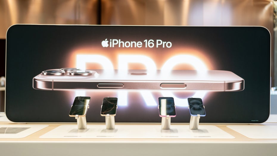 Das iPhone 16 hat mit Abstürzen zu kämpfen. (Foto: Wongsakorn Napaeng / Shutterstock) iPhone 16 Pro (Max): Nutzer berichten von rätselhaften Neustarts
