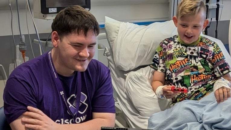 Gamer muntert Kinder im Krankenhaus auf. (Bild: Glasgow Children‘s Hospital Charity) Gamer Kinder im Krankenhaus