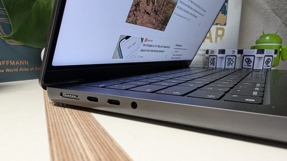 An der linken Seite des Macbook Pro mit M4 sind wie beim Vorgänger Magsafe, zwei USB-C- und eine Audiobuchse zu finden. (Foto: t3n)