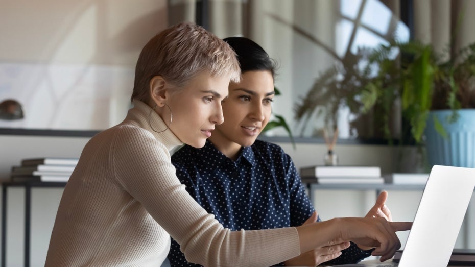 Fast die Hälfte der Beschäftigten sucht während der Arbeit einen neuen Job – dürfen die das? Fast die Hälfte der Beschäftigten sucht während der Arbeit einen neuen Job – dürfen die das?