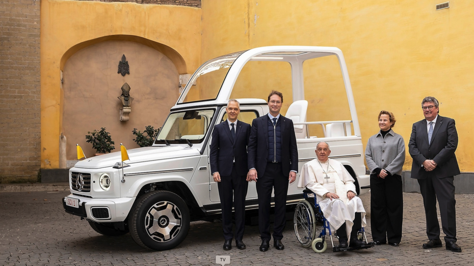 Franziskus und Vertreter des deutschen Autobauers vor dem neuen Papamobil. (Bild: Pressemitteilung Mercedes-Benz) Mercedes-Benz macht das Papamobil elektrisch