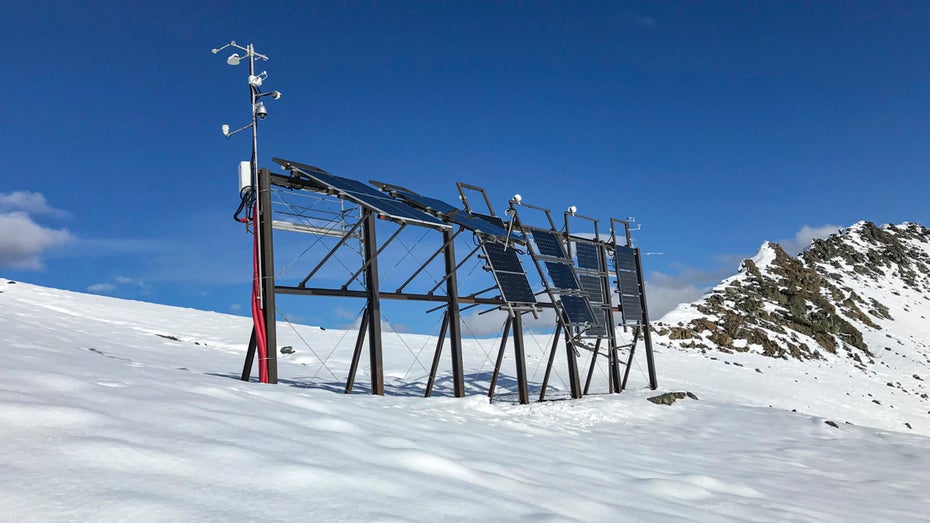 Alpine Photovoltaik-Testanlage im Skigebiet Davos-Parsenn mit verschiedenen Neigungswinkeln und sowohl mono- als auch bifazialen Modulen
(Foto: ©ZHAW) Photovoltaik-Anlagen an Schweizer Berghängen sind begehrt – aber schwierig zu installieren
