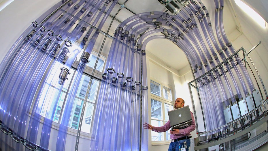 Das Netzwerk der Rohrpostanlage am Uniklinikum Leipzig – hier im Zentralverteiler – hat mehr als 120 Sende- und Empfangsstationen und eine Länge von über 25 Kilometern.
(Foto: picture alliance / dpa) Neue Technik verdrängte die Rohrpost – doch in diesen Einrichtungen ist sie immer noch unverzichtbar