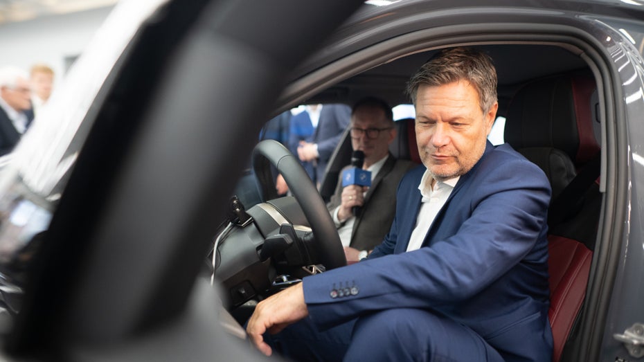 Ladeguthaben und Batteriechecks: Wie Robert Habeck den Verkauf von E-Autos anheizen will Ladeguthaben und Batteriechecks: Wie Robert Habeck den Verkauf von E-Autos anheizen will